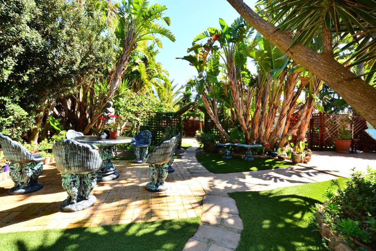 Secret Garden Guesthouse Bloubergstrand Bagian luar foto