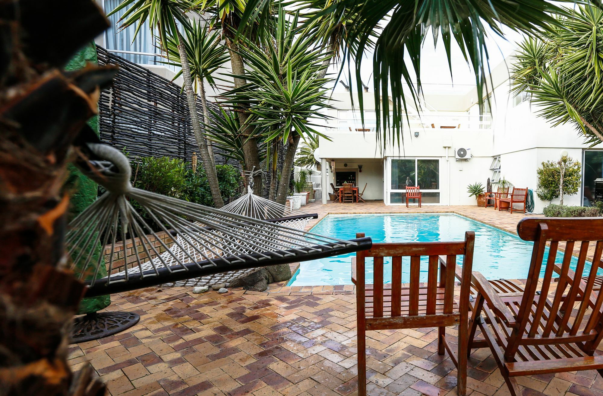 Secret Garden Guesthouse Bloubergstrand Bagian luar foto